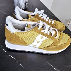Saucony women size 8, Carolina Mustard